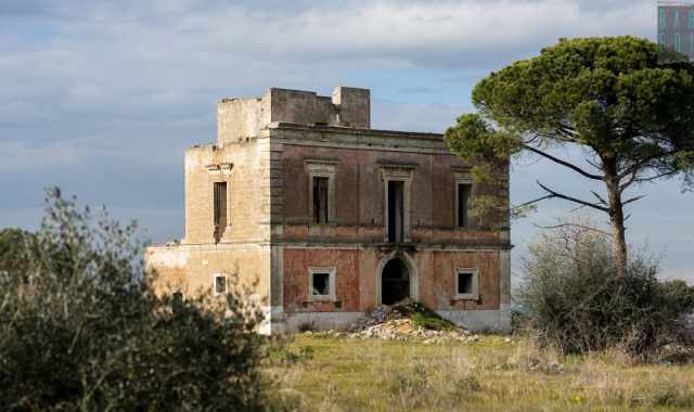 La triste storia di Villa Bonifacio, la casa rossa che guarda dall'alto la statale 100